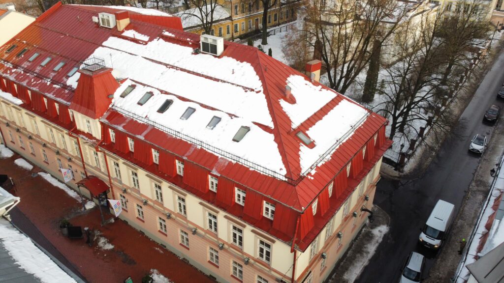 Lumekoristus Tartu Spordimuuseumi katuselt