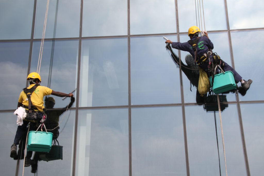 Kõrghoonetel aknaklaaside puhastamine
