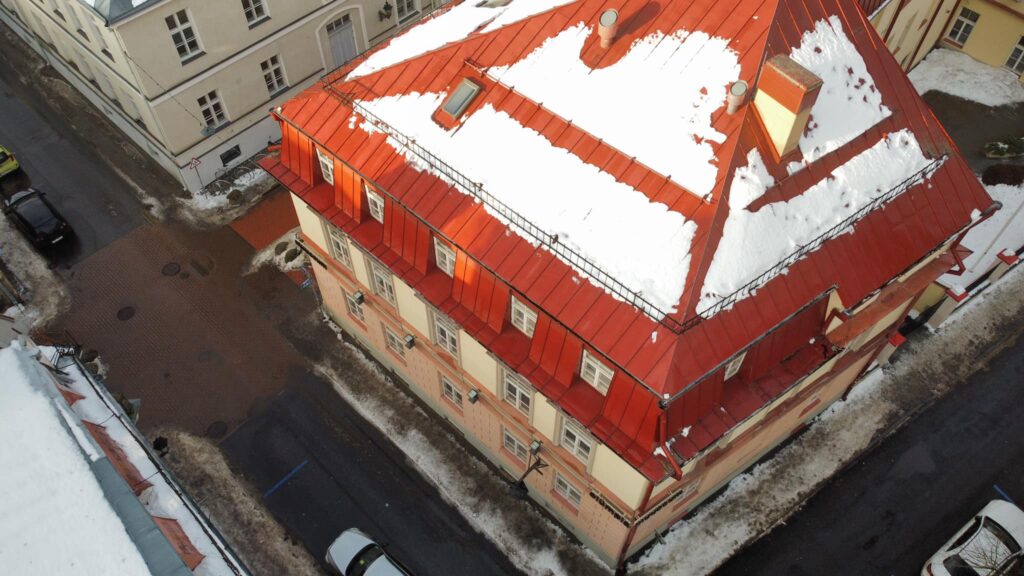 Lumekoristus katuselt Tartu Spordimuuseumis