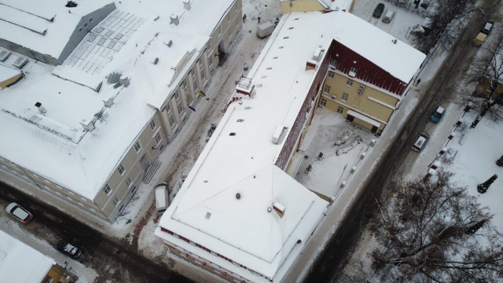 Lumekoristus katuselt Tartu Spordimuuseumis