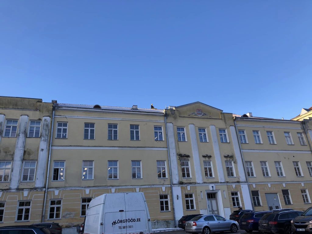 Lumekoristus katuselt Tartu Linnaraamatukogul