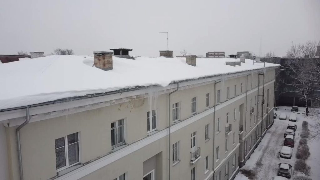 Lumekoristus katuselt ja jääpurikate eemaldamine